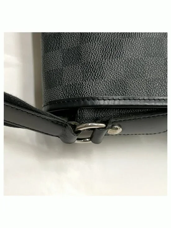 Authentic Louis Vuitton Daniel MM Damier Graphite Crossbody Bag - Picture 7 of 16